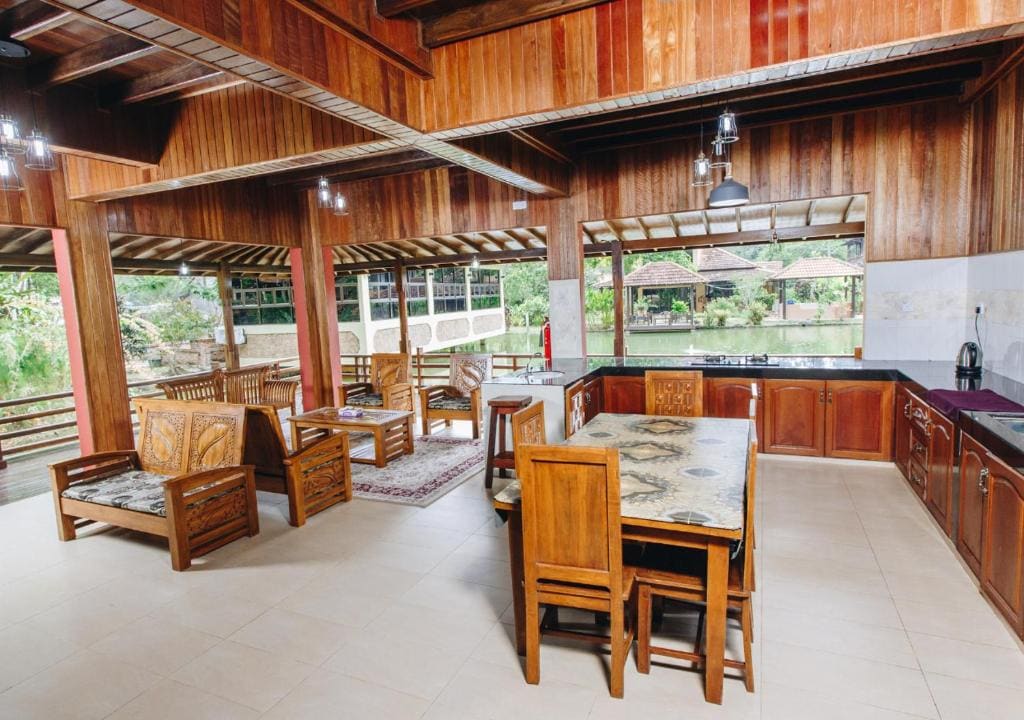 Bungalow - Water Front room - Image 3