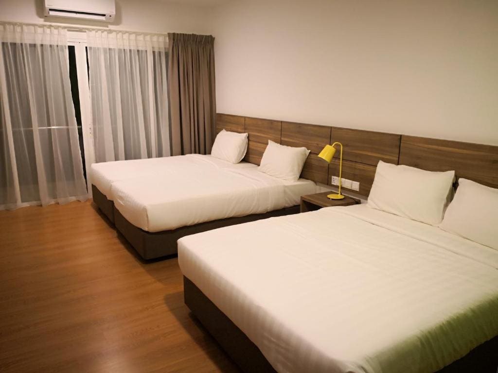 Club Deluxe Triple room - Image 1
