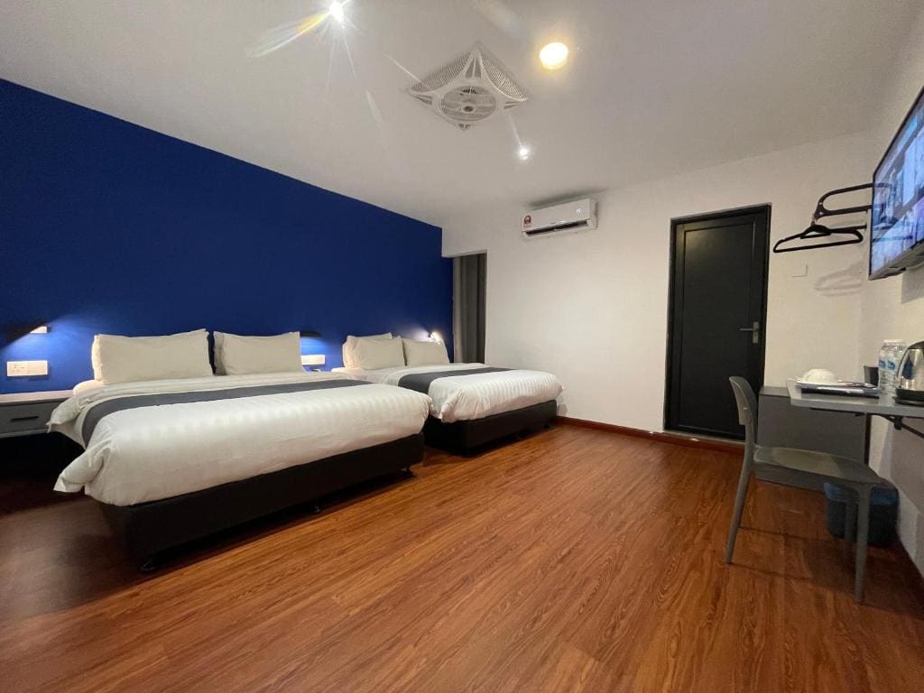 Deluxe Family Room room - Image 2