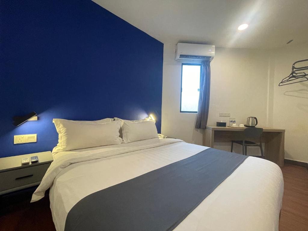 Deluxe Queen Room room - Image 2