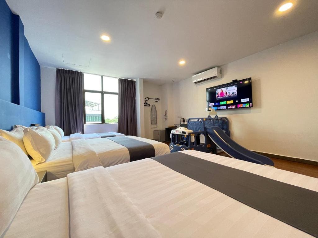 Family Room room - Image 3