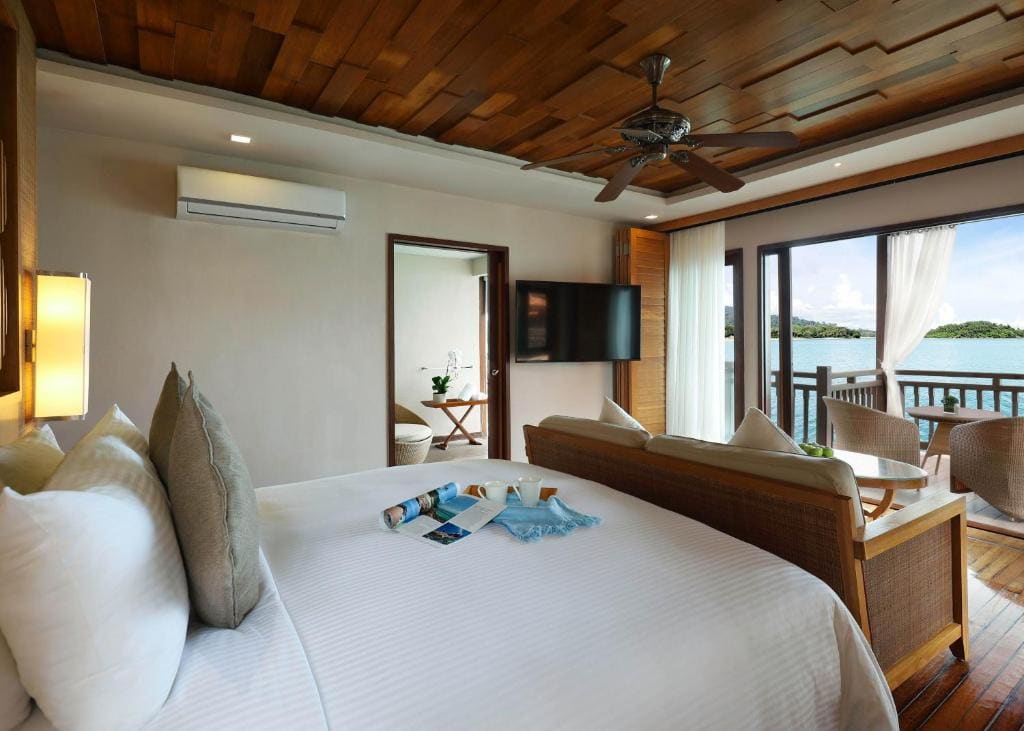 Premier Suite on Water room - Image 3