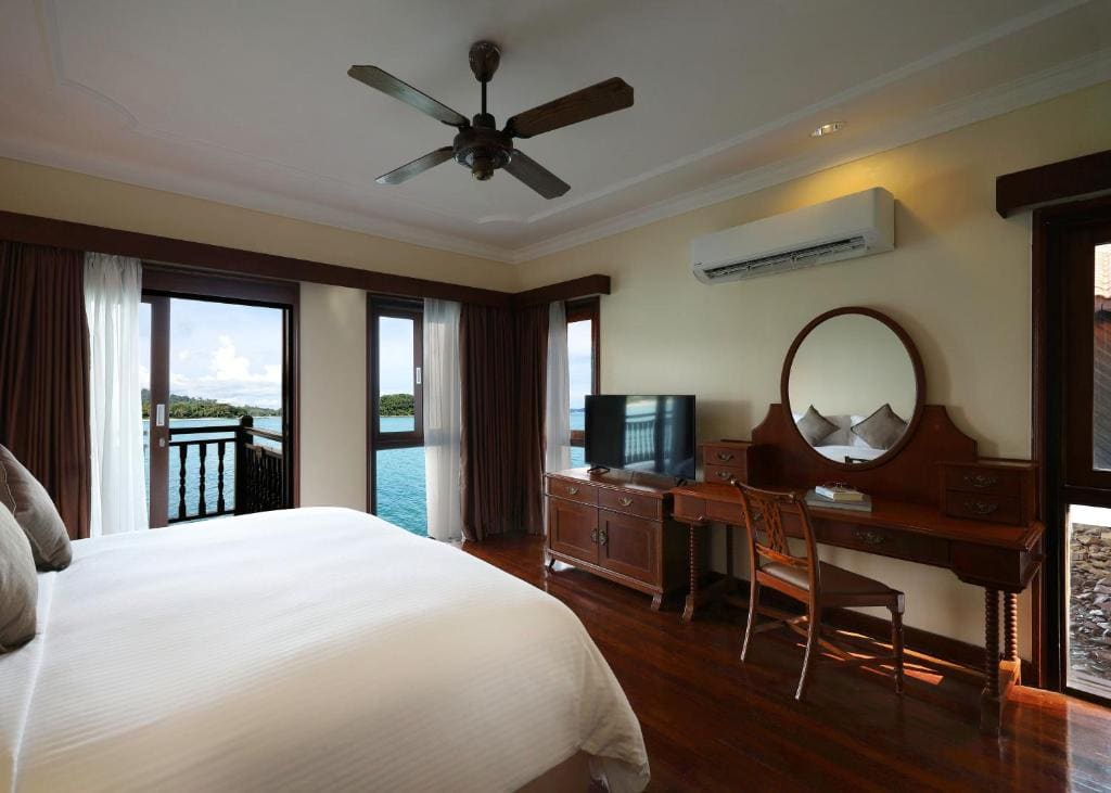 One Bedroom Suite on Water room - Image 3