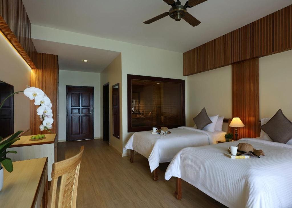 Premier Chalet On Water room - Image 2