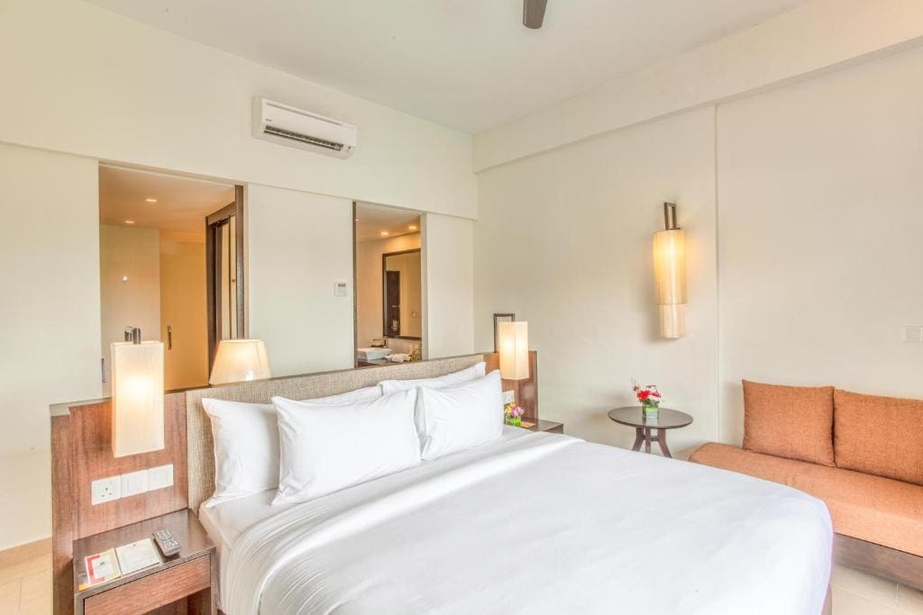 Deluxe King - Pool View room - Image 1