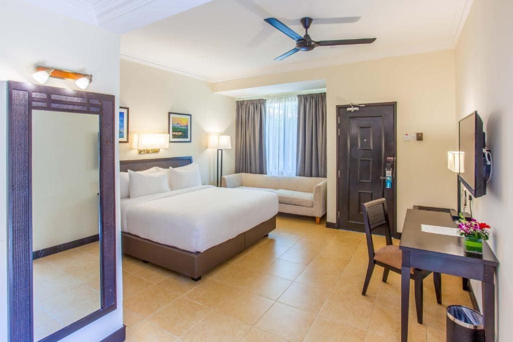 Deluxe King - Pool View room - Image 2