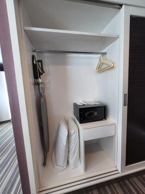 Deluxe King Room room - Image 3