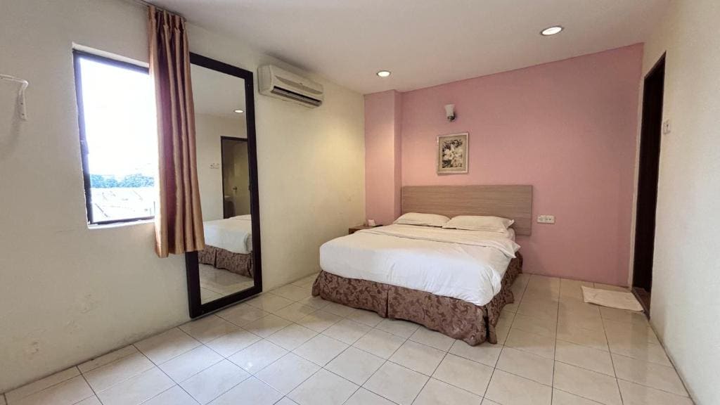Deluxe Queen Room room - Image 2