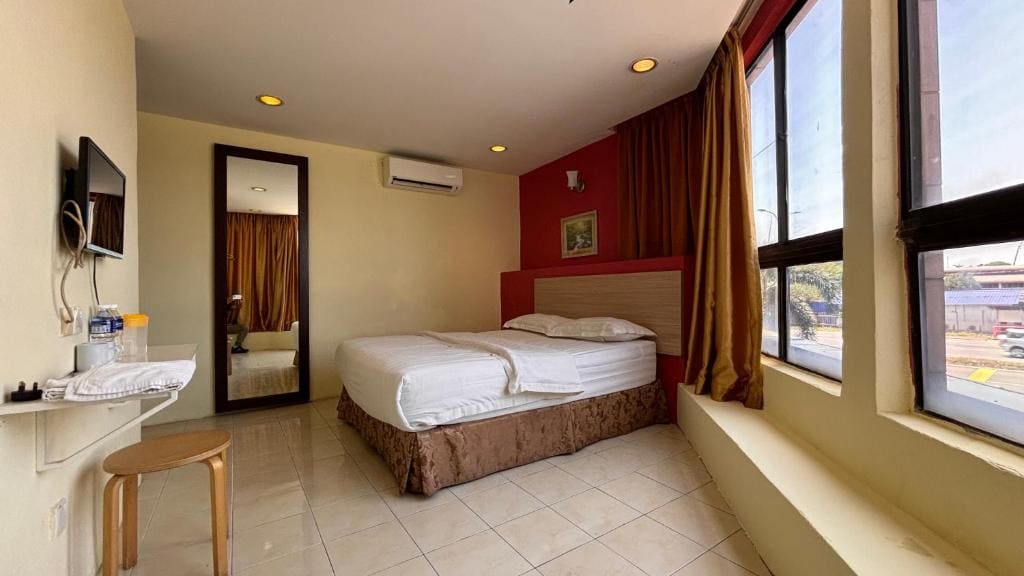 Deluxe Queen Room room - Image 3