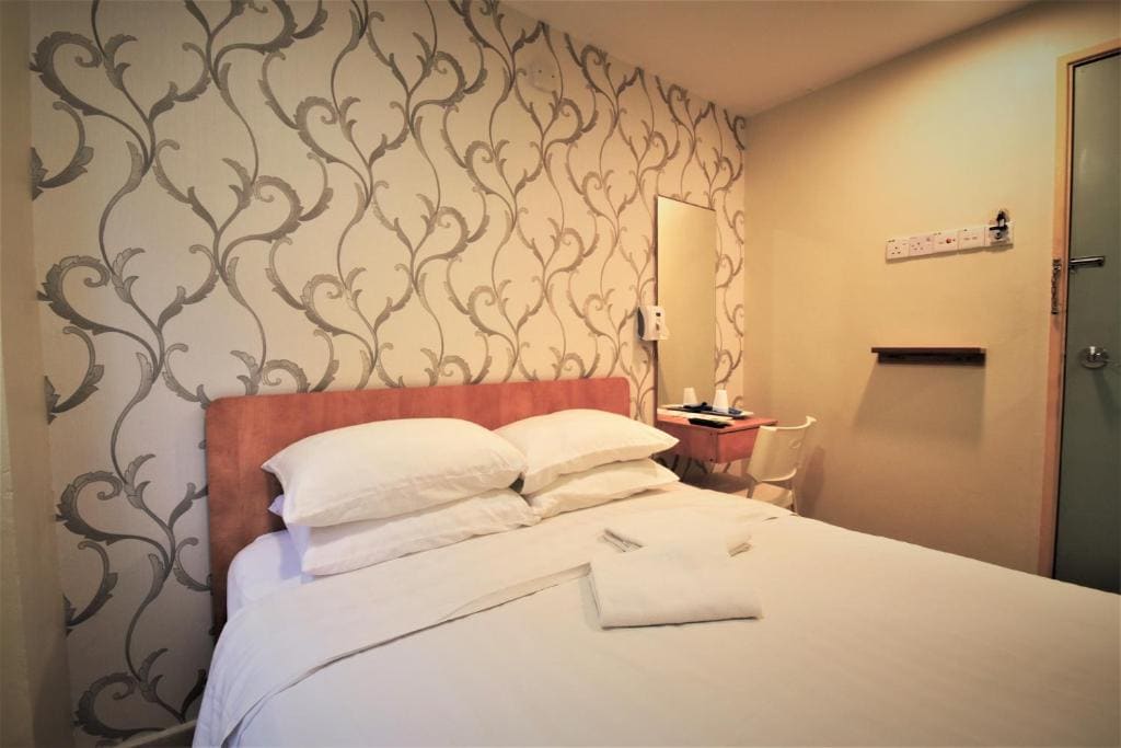 Deluxe Queen Room room - Image 3
