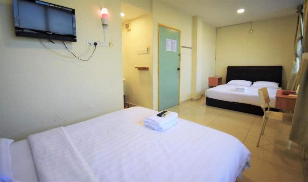 Economy Triple Room room - Image 3