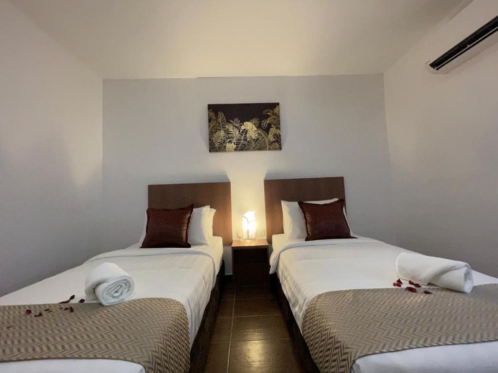 Superior Twin Room room - Image 3