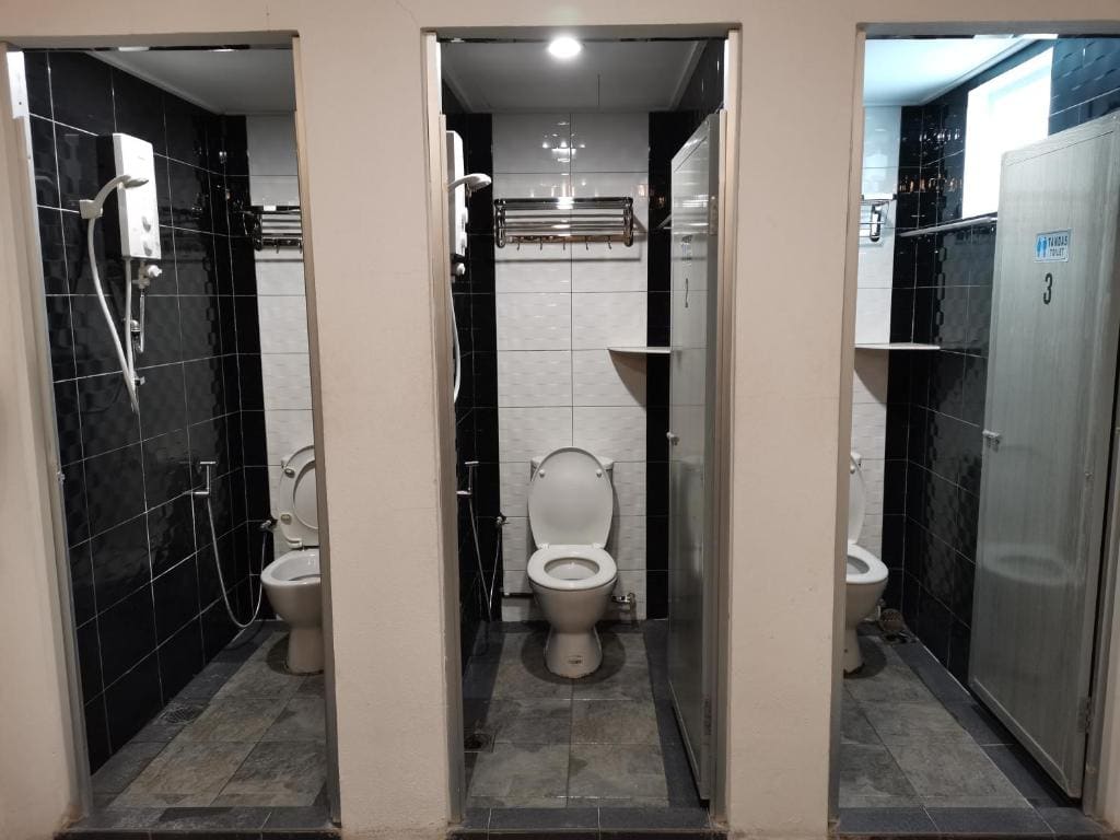 Single Room with Shared Bathroom room - Image 2