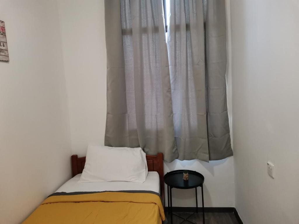 Single Room with Shared Bathroom room - Image 3