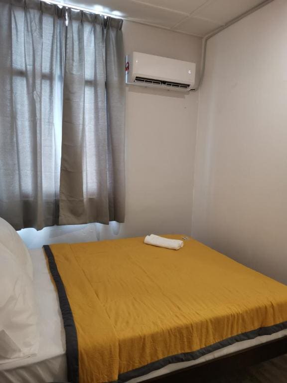 Standard Double Room with Shared Bathroom room - Image 2