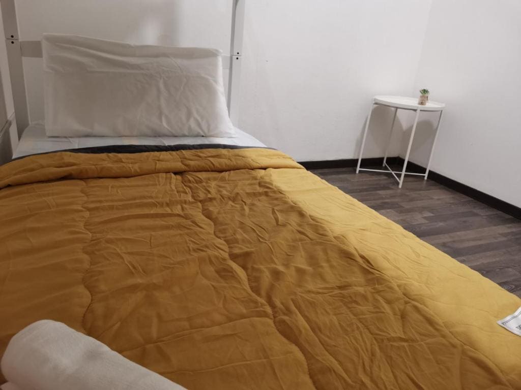 Standard Twin Room with Shared Bathroom room - Image 3