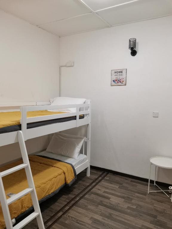 Standard Twin Room with Shared Bathroom room - Image 2
