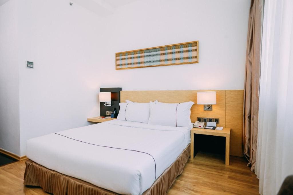 Deluxe Queen Room room - Image 2