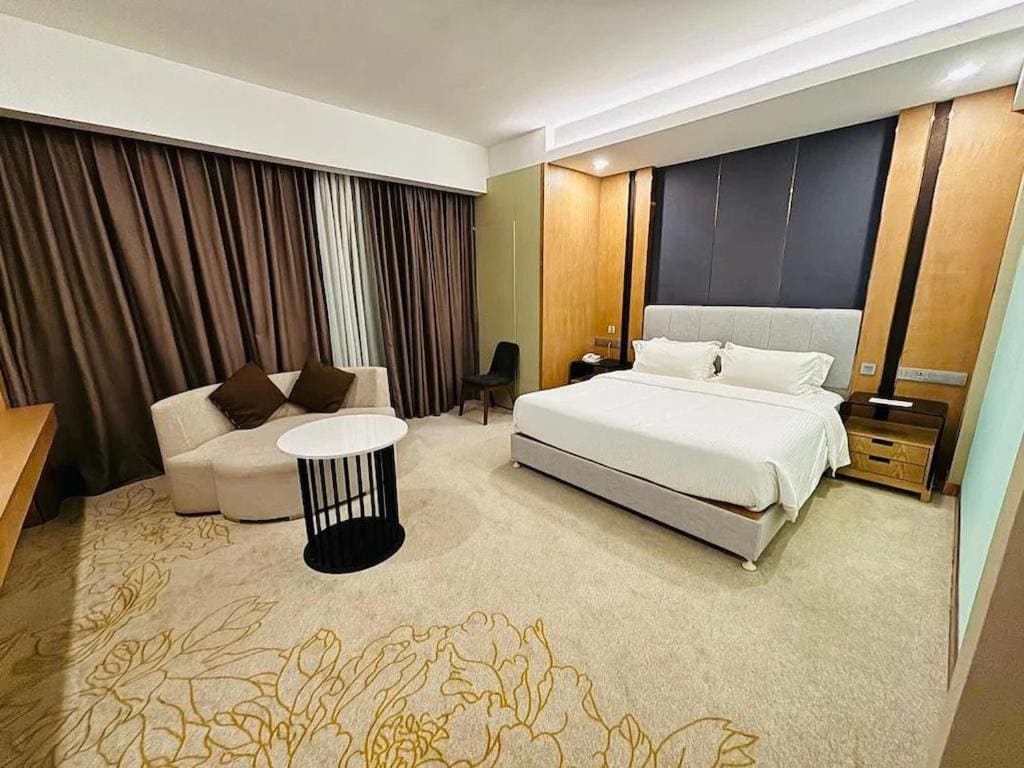 Executive Suite room - Image 1