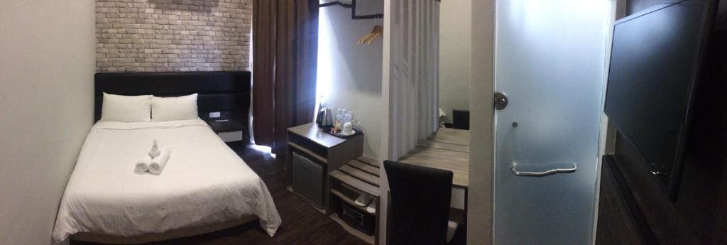 Queen Room with Balcony room - Image 1