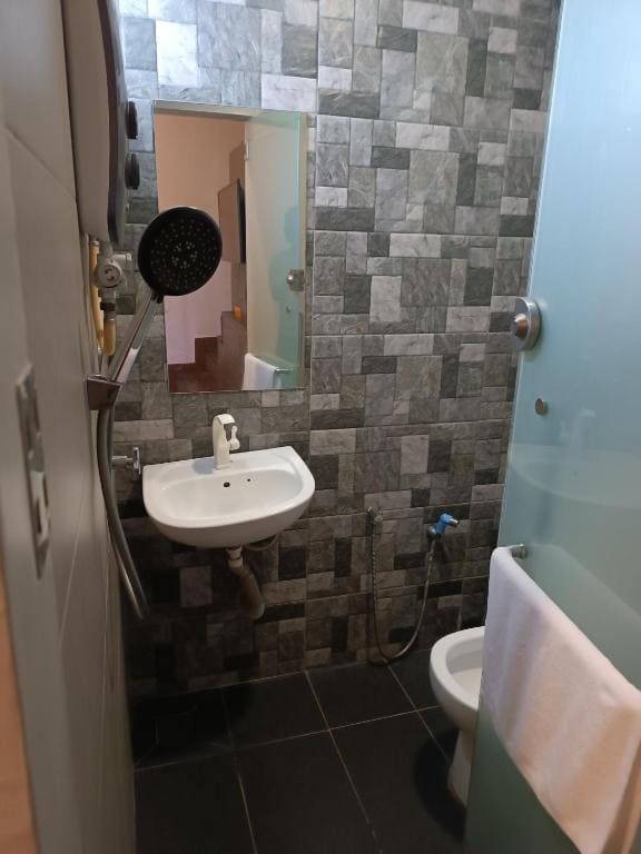 Queen Room with Balcony room - Image 2