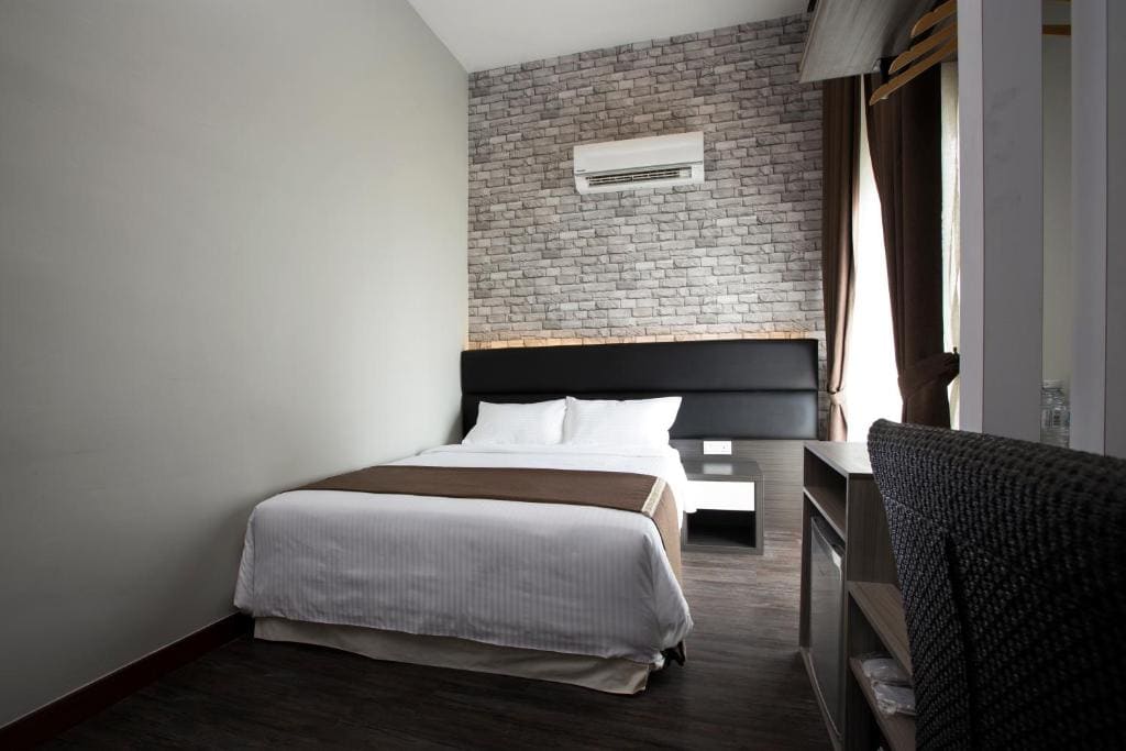 Queen Room with Balcony room - Image 3