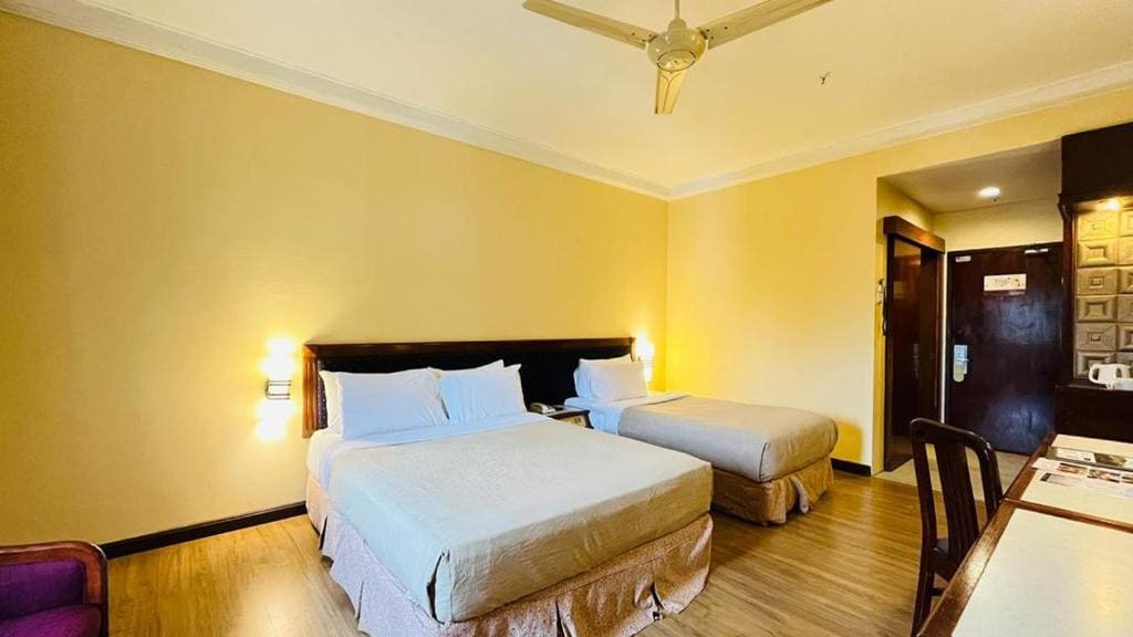 Superior Triple (1 Queen 1 Single) room - Image 3