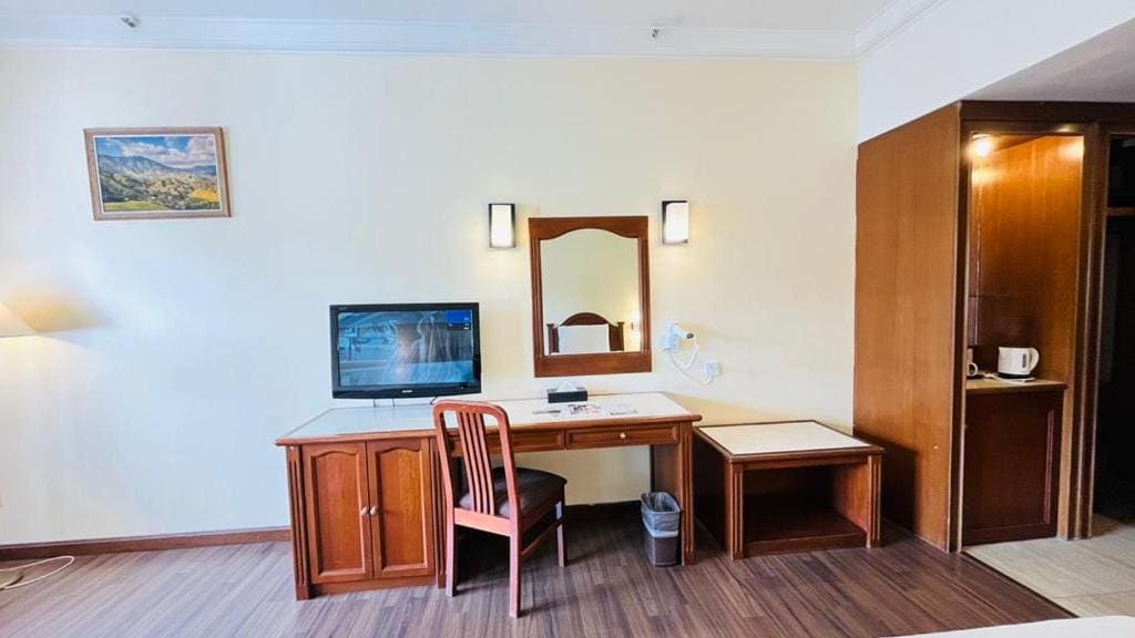 Twin Room with Shower room - Image 2
