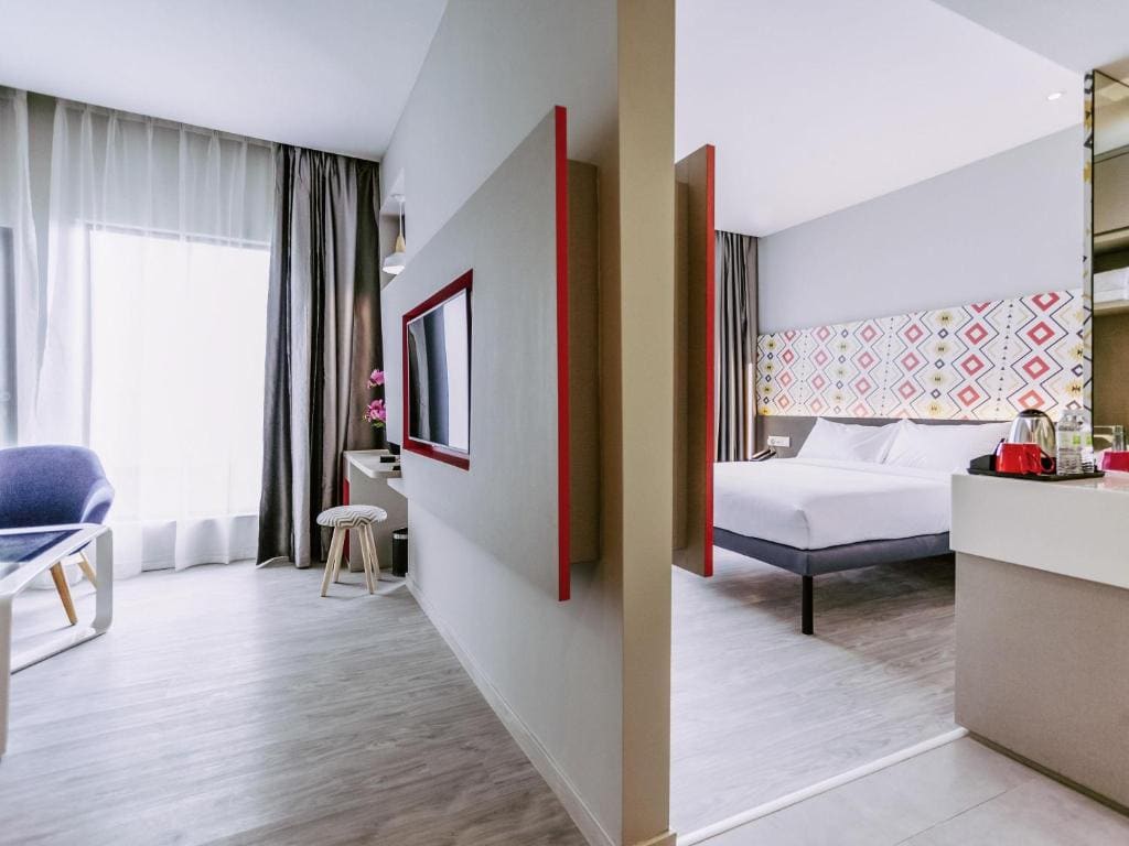 Deluxe Suite with One Double Bed room - Image 2