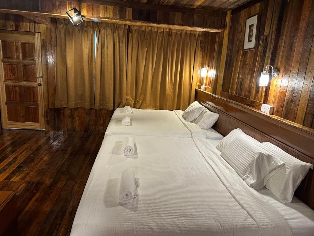 Classic Quadruple Room room - Image 1