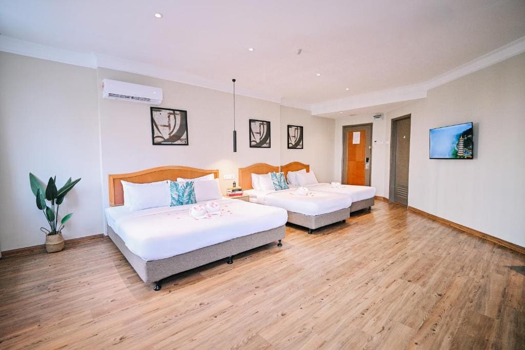 Deluxe Quadruple Room room - Image 2