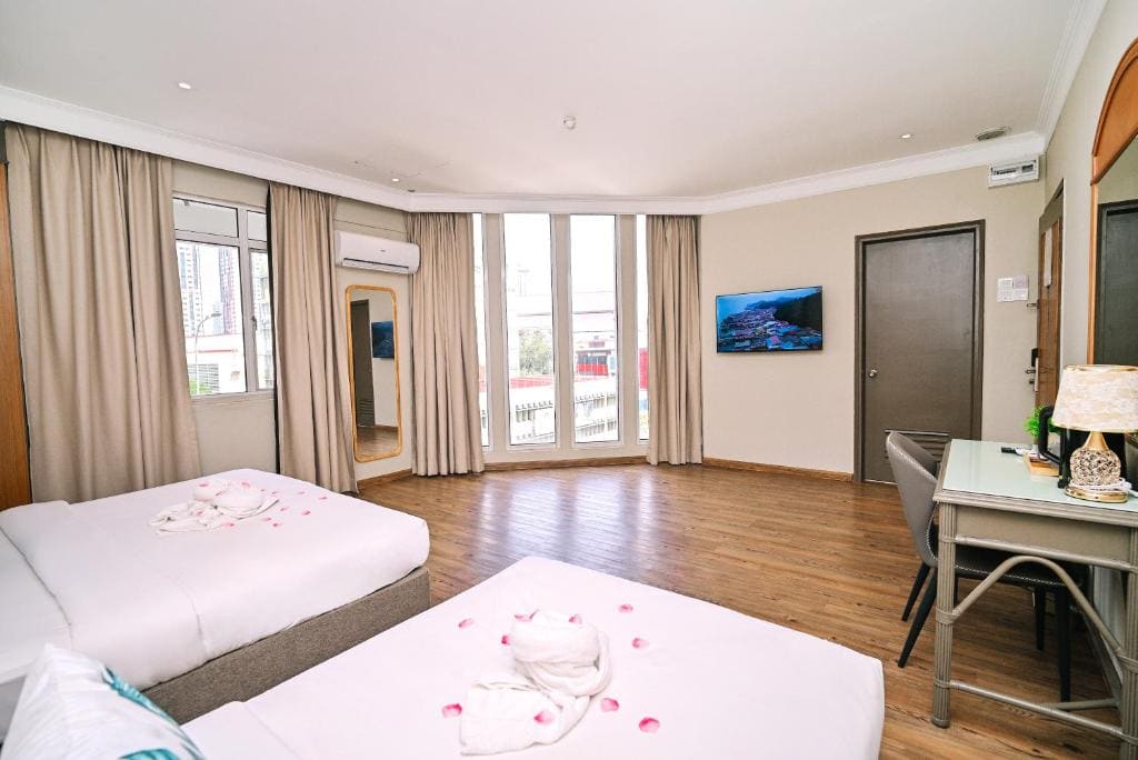 Deluxe Family Room room - Image 3