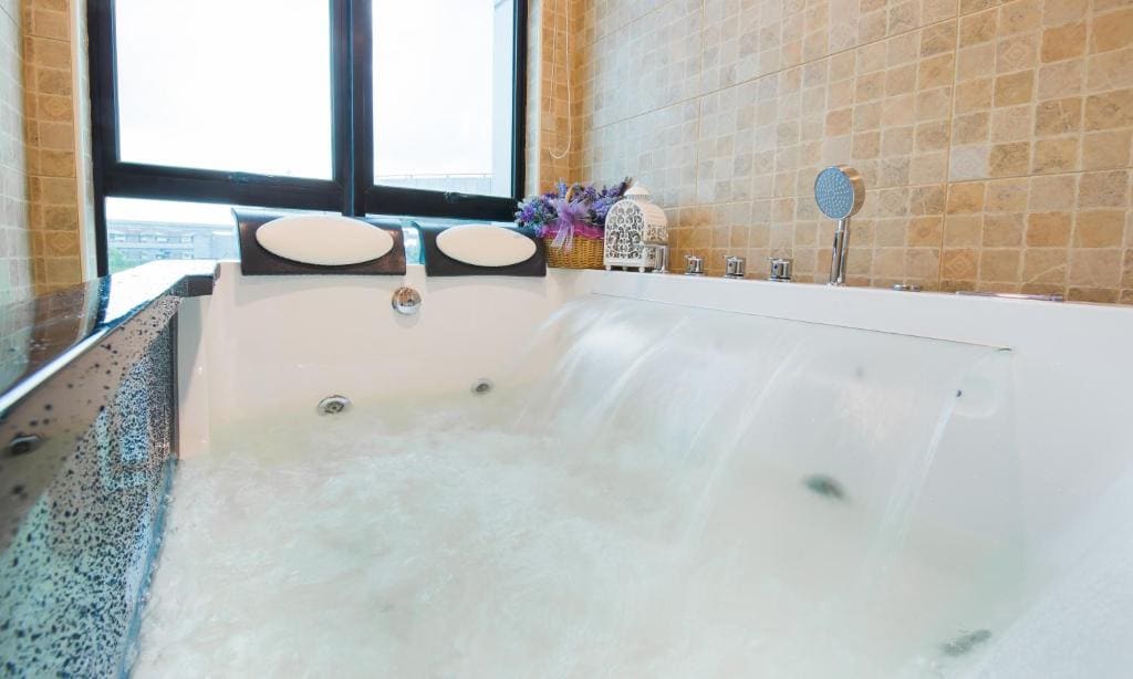 Family Room with Hot Tub room - Image 1
