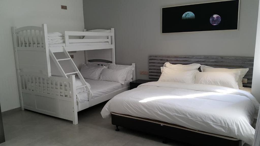Deluxe Family Room room - Image 2