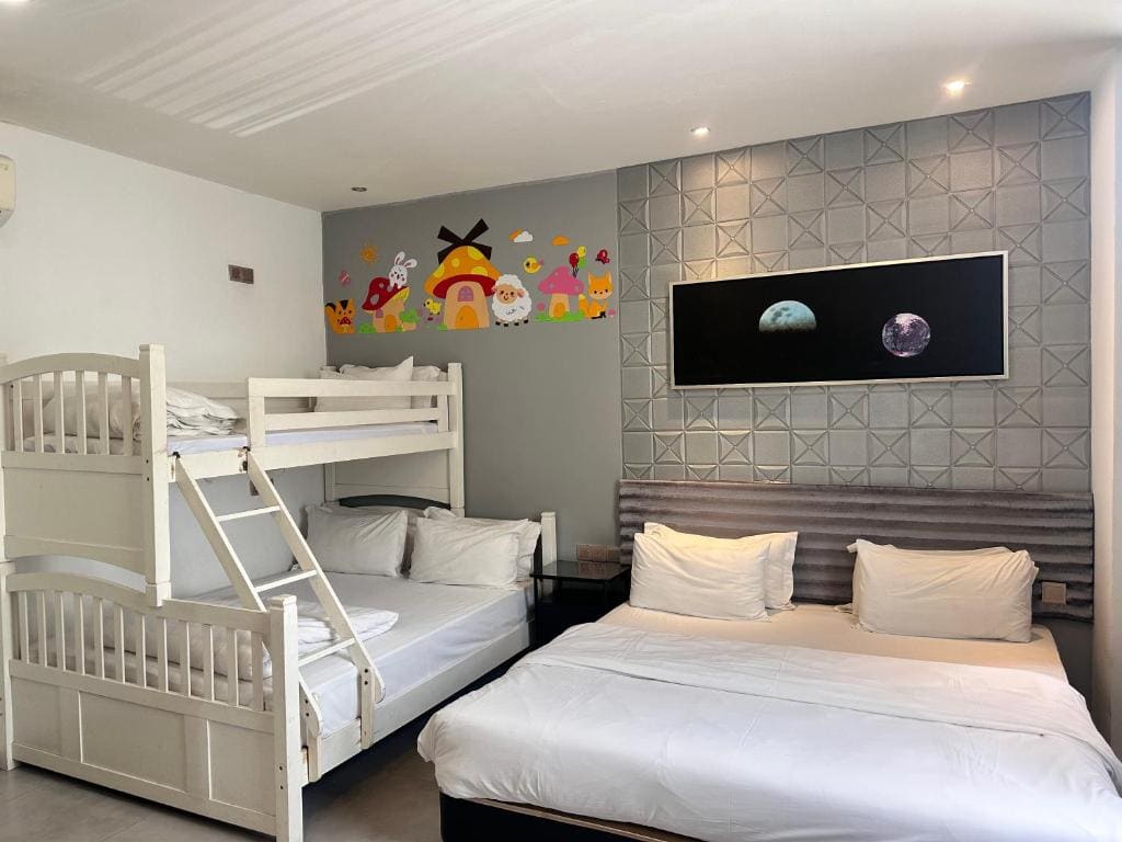 Deluxe Family Room room - Image 3
