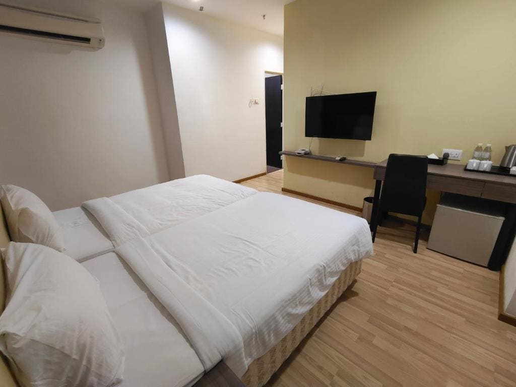 Superior Twin Room room - Image 3