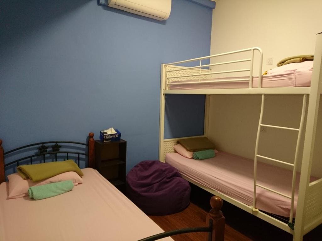 Basic Triple Room with Shared Bathroom room - Image 1
