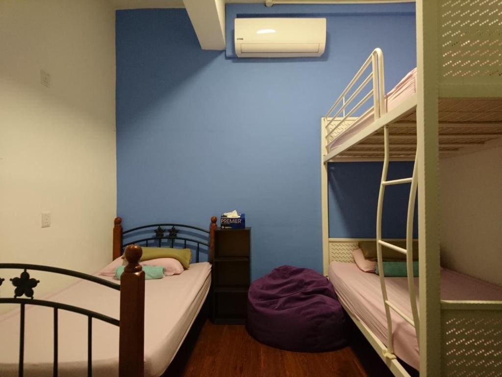 Basic Triple Room with Shared Bathroom room - Image 2