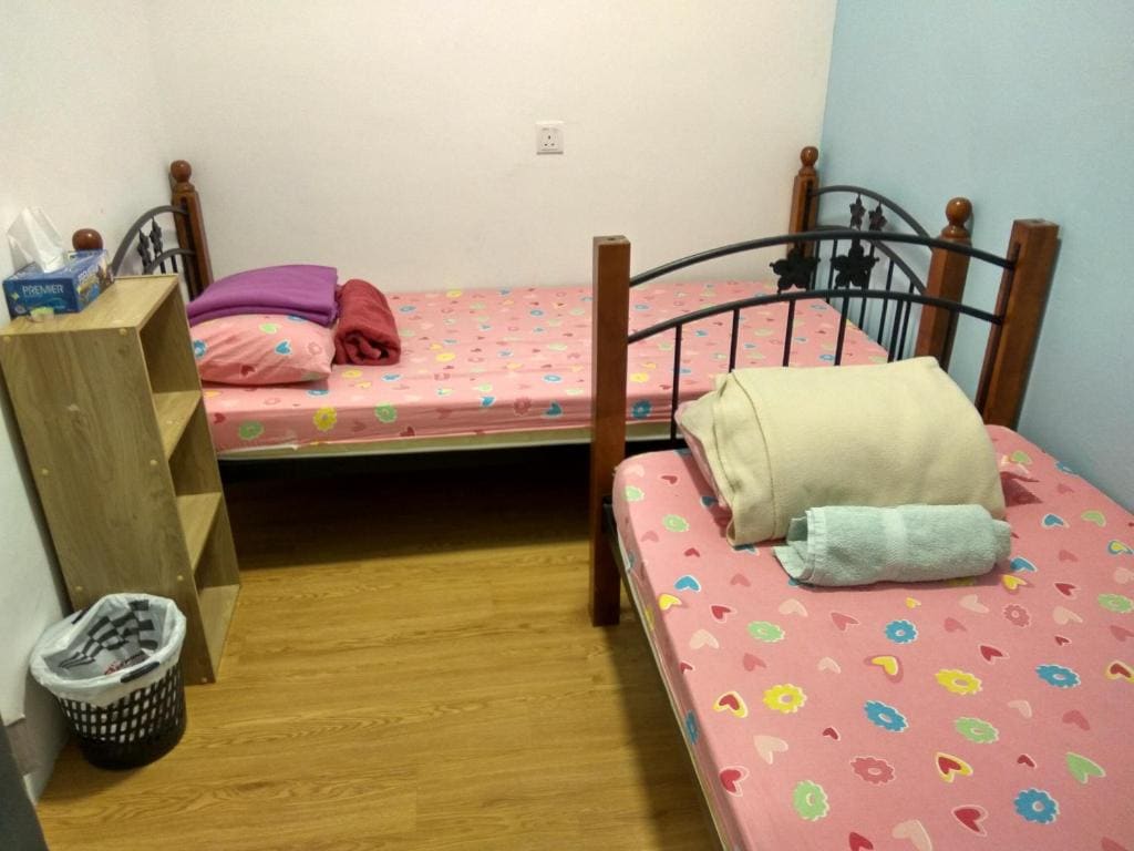 Twin Room with Shared Bathroom room - Image 2