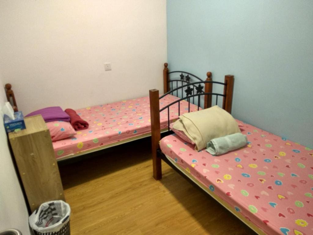 Twin Room with Shared Bathroom room - Image 3