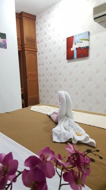 Single Room with Shared Bathroom room - Image 2