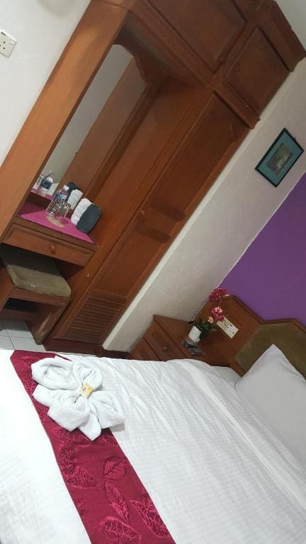 Single Room with Bathroom room - Image 2