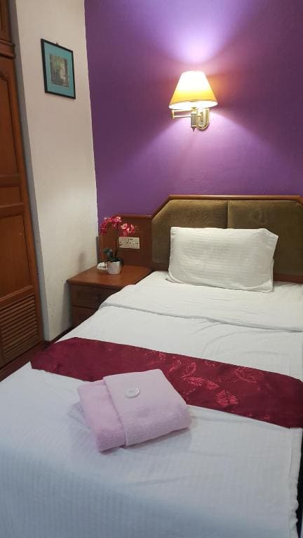 Single Room with Bathroom room - Image 3