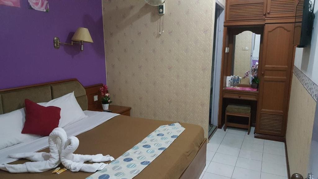 Double Room with Shared Bathroom room - Image 3