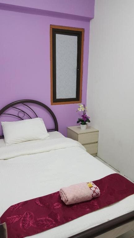 Single Room with Shared Bathroom room - Image 3