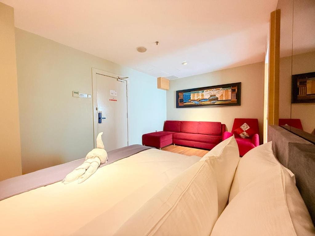 Deluxe King Suite room - Image 3