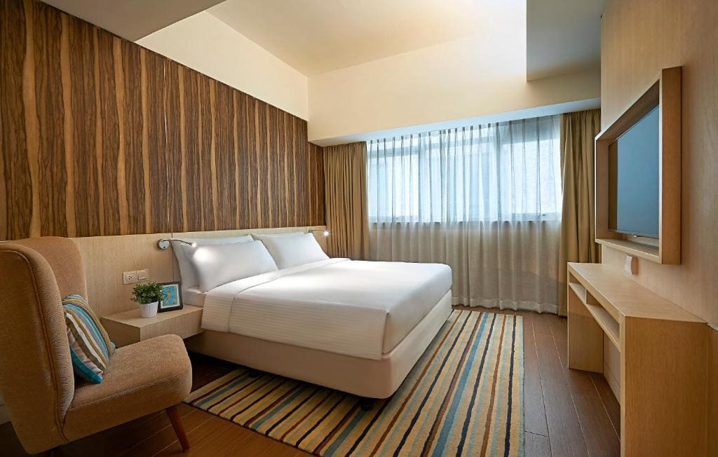One-Bedroom Premier Suite room - Image 2