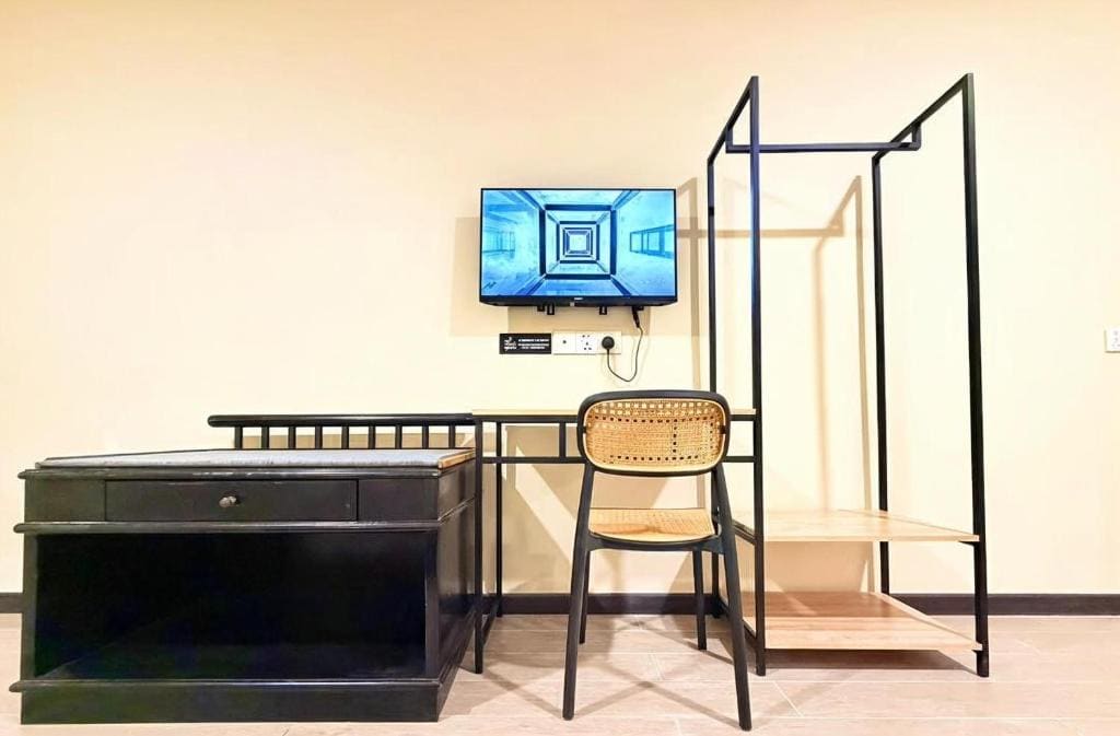 Family Room with Bathroom room - Image 3