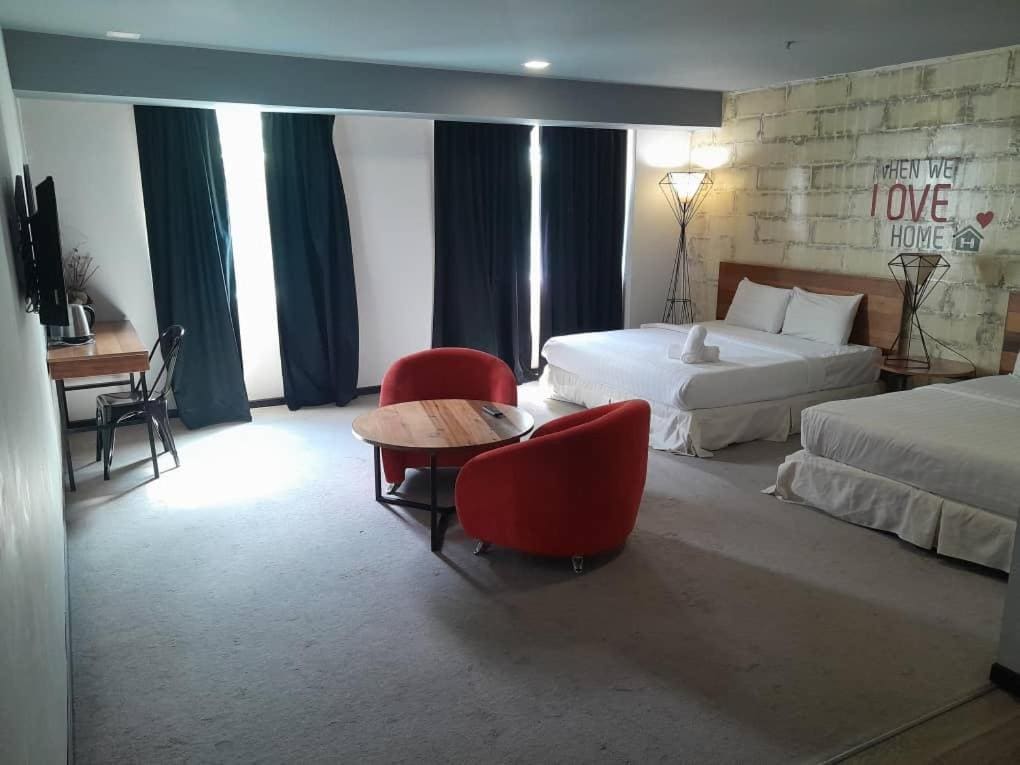 Deluxe Double Queen room - Image 1