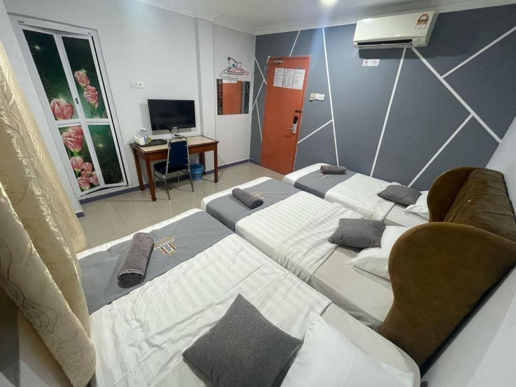 Deluxe Triple Room room - Image 1
